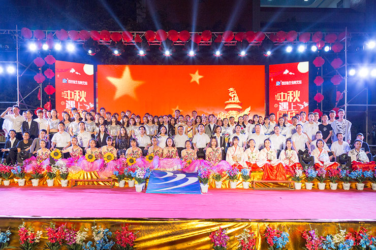 <b>四川新華隆重舉辦中秋國慶雙節文藝晚會</b>