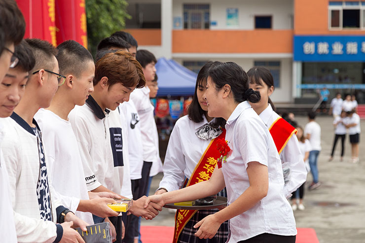 <b>職校生為何是企業爭搶的“香餑餑”</b>