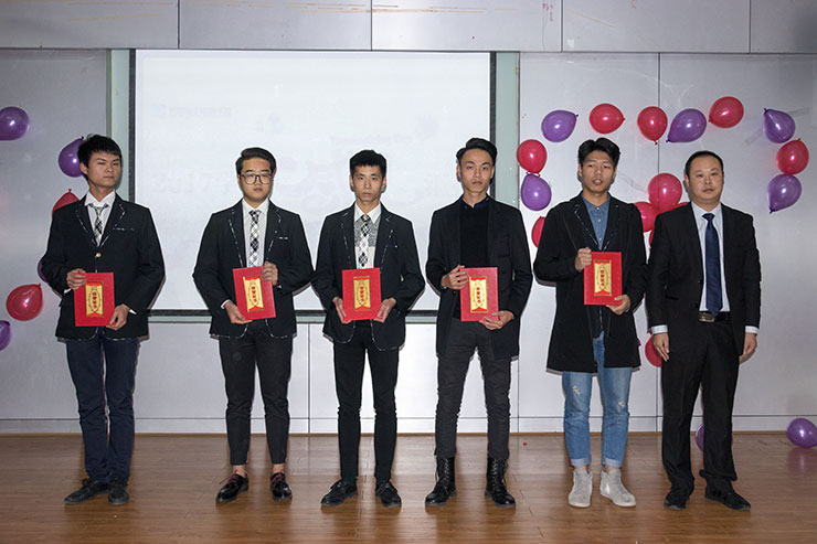 <b>四川新華電腦學(xué)院感恩節(jié)匯報(bào)表彰大會(huì)溫情舉行</b>