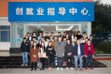 <b>校企聯(lián)動(dòng)，名師大咖新華行</b>