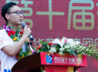 <b>十年歸來，仍是少年 新華教育三十周年華誕之際榮譽(yù)校友齊聚母校</b>