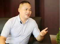 <b>新華教育集團(tuán)常務(wù)副總裁許紹兵接受新浪網(wǎng)專訪</b>