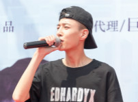 <b>《我們的十八歲》粉絲見面會引爆全場校長張馳空降四川新華</b>