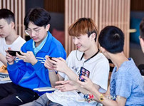 <b>【媒體關(guān)注】新華繽紛校園生活 寓教于樂</b>