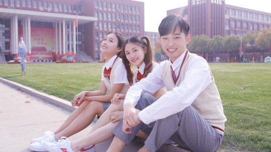 <b>結(jié)伴來新華 一起創(chuàng)造精彩未來！</b>