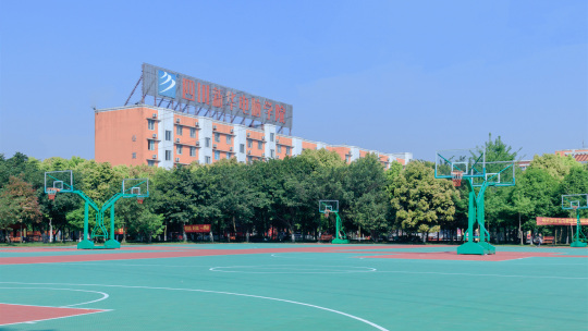 <b>好學(xué)校不怕比較，學(xué)互聯(lián)網(wǎng)技術(shù)就來(lái)四川新華</b>