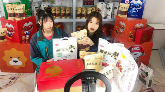 <b>燃爆！麗江石榴哥現(xiàn)場(chǎng)連麥新華電商專業(yè)學(xué)子</b>