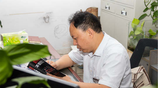 <b>中國(guó)東方教育匠師：張興強(qiáng) ▎不忘初心 新華十載風(fēng)雨同舟</b>