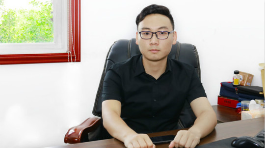 <b>畢業五年身家千萬，難忘母校情誼</b>