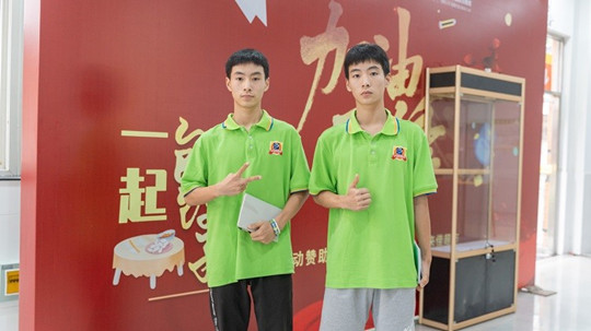 <b>雙胞胎兄弟攜手走進四川新華，開啟圓夢之旅！</b>