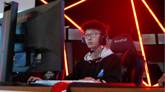 <b>王者爭霸 限定名額！LGD俱樂部明星成員來新華啦！</b>