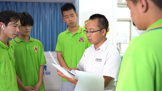 <b>鶴發(fā)銀絲印日月，丹心熱血沃新花</b>