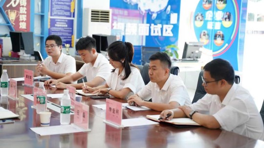 <b>成都新華與新蔚航空開(kāi)展校企合作交流會(huì)圓滿舉行</b>