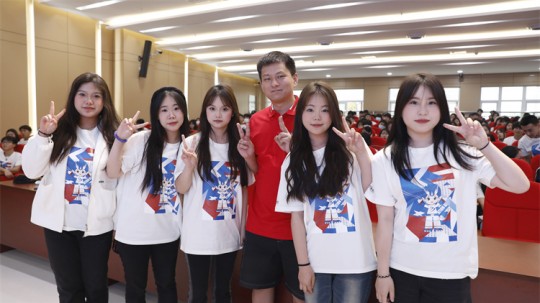 <b>全網超千萬粉絲博主敬漢卿現身新華電腦教育2023年新專業(yè)發(fā)布會主題活動</b>