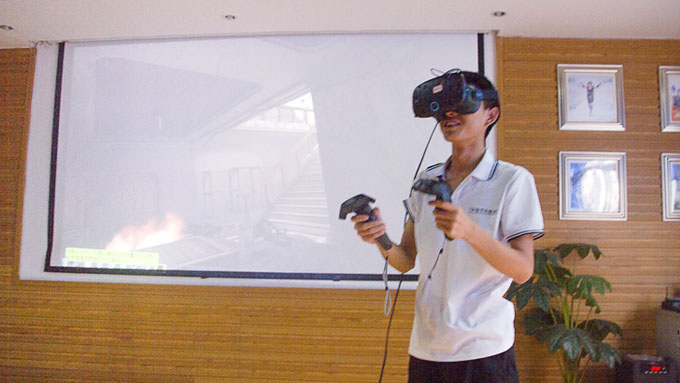 不一樣的開班儀式，體驗VR科技之旅