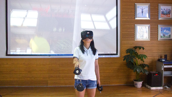 不一樣的開班儀式，體驗VR科技之旅