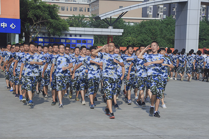 2016級秋季新生軍訓會操表演隆重舉行