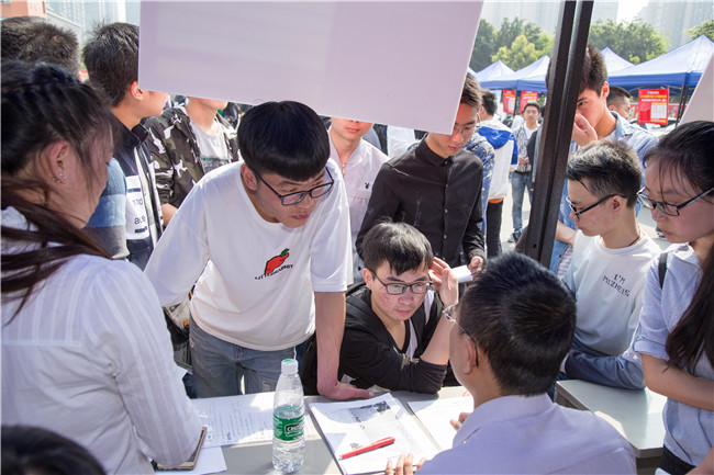 IT人才供需洽談會：100多家企業，“職”為新華