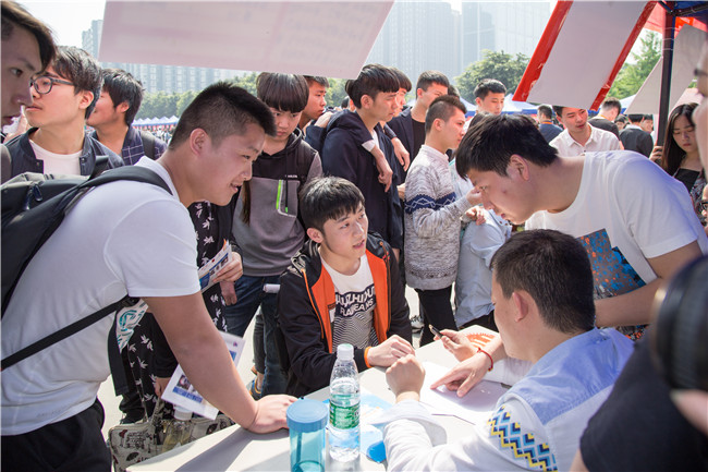 IT人才供需洽談會：100多家企業，“職”為新華