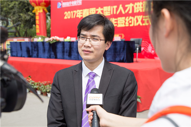 IT人才供需洽談會：100多家企業，“職”為新華