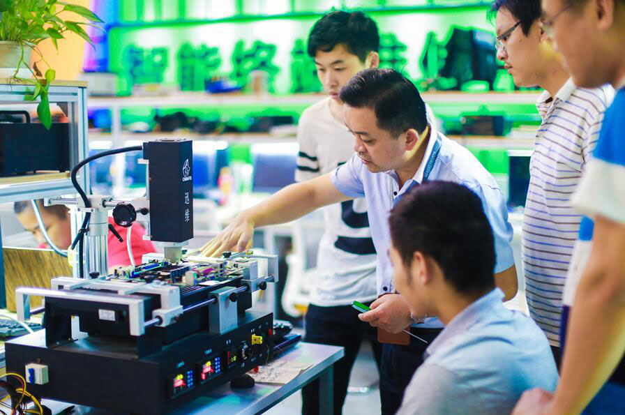 百度Moments營銷盛典揭秘，新華教育集團榮登品牌數(shù)字資產(chǎn)榜首