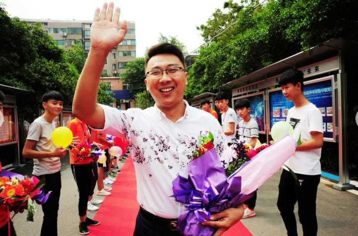 百度Moments營銷盛典揭秘，新華教育集團榮登品牌數(shù)字資產(chǎn)榜首