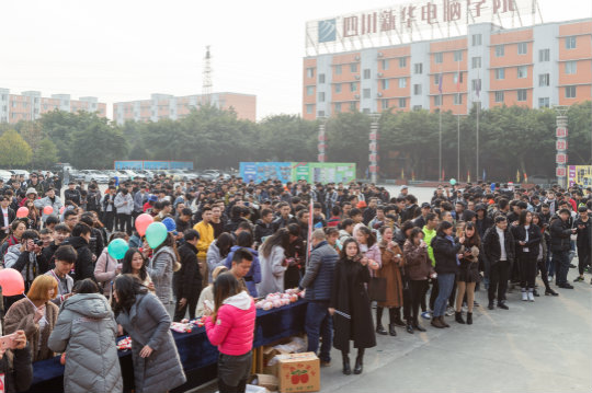 四川新華電腦學(xué)院圣誕狂歡活動(dòng)驚喜開(kāi)展