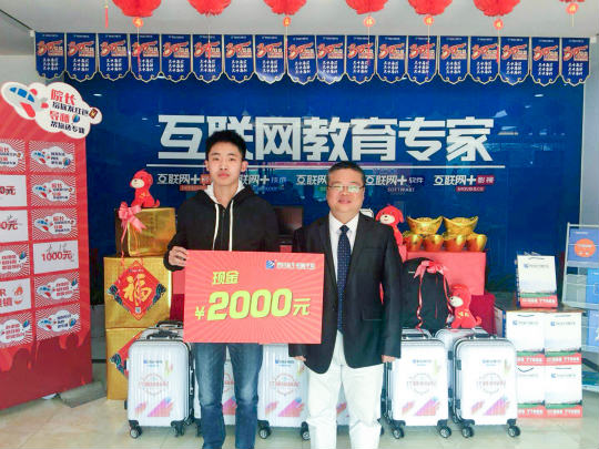 四川新華電腦學院院長接待日火熱開展中