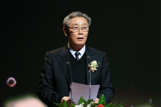 榮耀盛典，新華教育集團(tuán)常務(wù)副總裁許紹兵再獲殊榮！