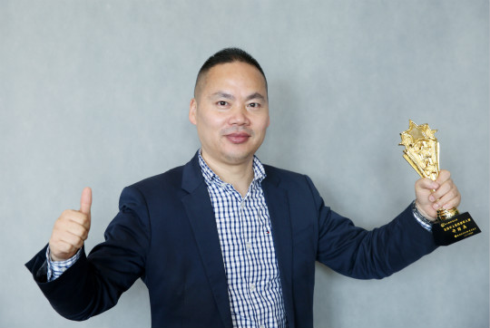 榮耀盛典，新華教育集團(tuán)常務(wù)副總裁許紹兵再獲殊榮！