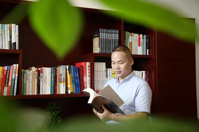 新華教育集團常務副總裁許紹兵接受新浪網(wǎng)專訪