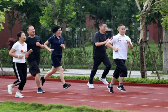 新華教育集團常務副總裁許紹兵接受新浪網(wǎng)專訪