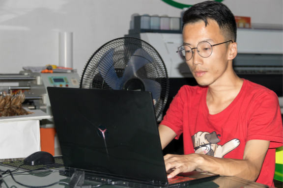 不安現(xiàn)狀，社會(huì)闖蕩十年，選擇新華重新出發(fā)