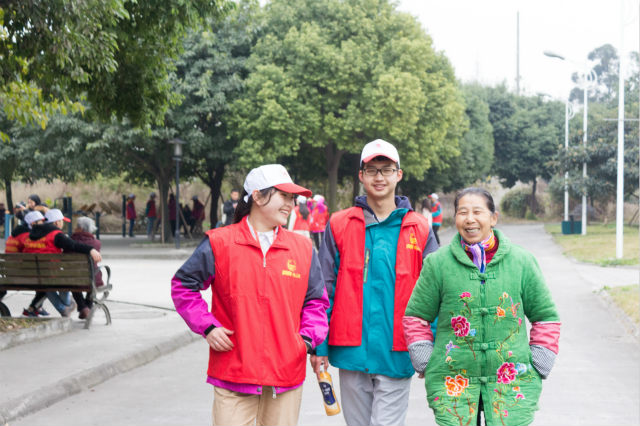 嚴冬送暖，四川新華電腦學院敬老院暖冬進行時