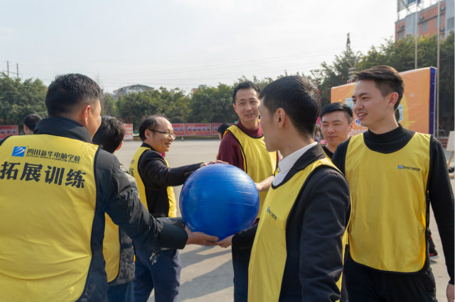 歡天喜地迎新年，四川新華師生歡樂鬧新春