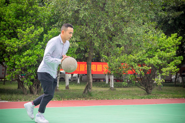 高中輟學(xué)，看“職場(chǎng)小白”如何“技能在手，天下可走”