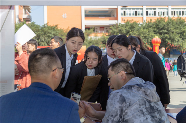 直擊雙選會現場：新華學子厚積薄發，滿意就業