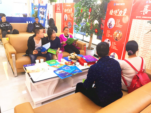 春風(fēng)十里，不如踏青來新華報(bào)名的你！