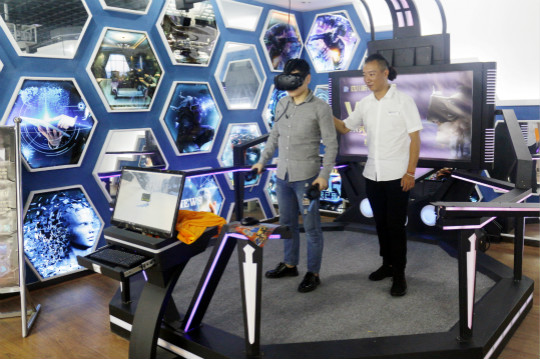 百家媒體進校園，新華“黑科技”開放周嗨翻天！