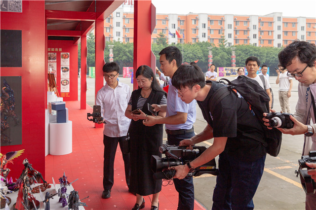 “匠心實(shí)力·質(zhì)敬品牌”百家媒體新華行帶你看點(diǎn)不一樣的！