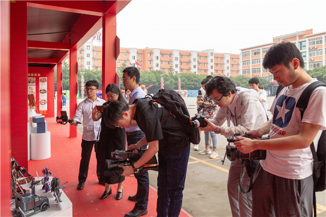 “匠心實(shí)力·質(zhì)敬品牌”百家媒體新華行帶你看點(diǎn)不一樣的！