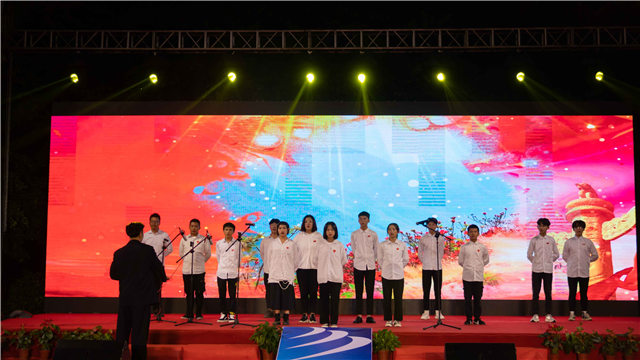 四川新華舉辦“歌唱祖國(guó)?圓夢(mèng)新華”大型文藝晚會(huì)