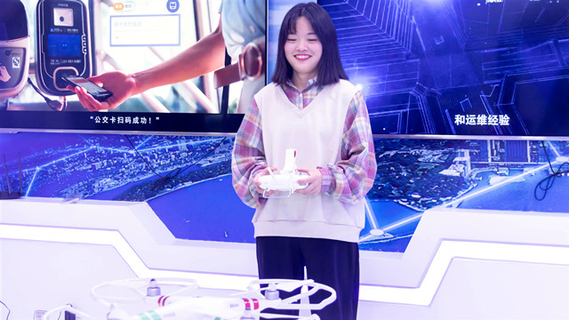 初中畢業來新華，勇敢追逐設計夢 