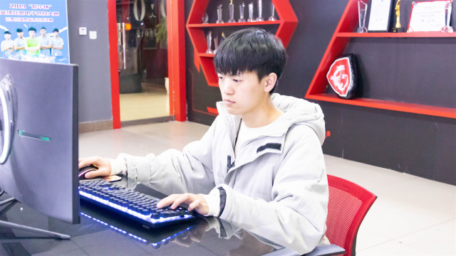 打工太辛苦，重返校園拾起心中熱愛