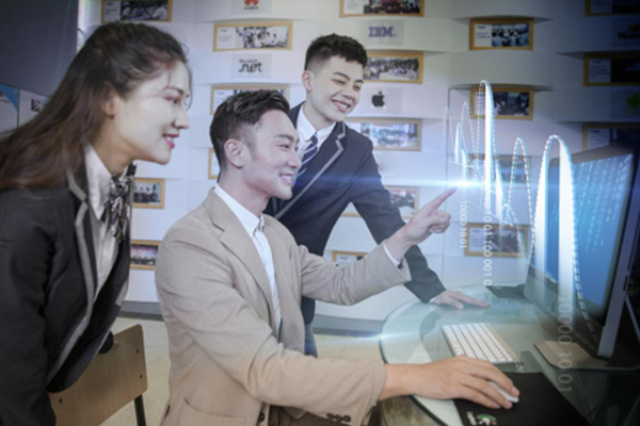 好學(xué)校不怕比較，學(xué)互聯(lián)網(wǎng)技術(shù)就來(lái)四川新華