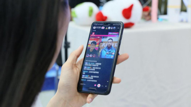 燃爆！麗江石榴哥現(xiàn)場(chǎng)連麥新華電商專業(yè)學(xué)子