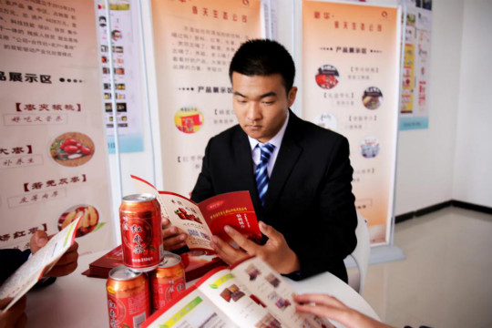 燃爆！麗江石榴哥現(xiàn)場(chǎng)連麥新華電商專業(yè)學(xué)子