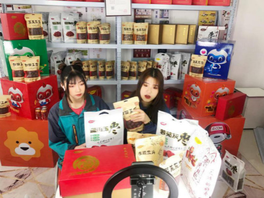 燃爆！麗江石榴哥現(xiàn)場(chǎng)連麥新華電商專業(yè)學(xué)子