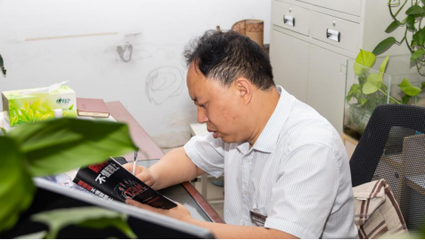 中國東方教育匠師：張興強(qiáng) ▎不忘初心 新華十載風(fēng)雨同舟