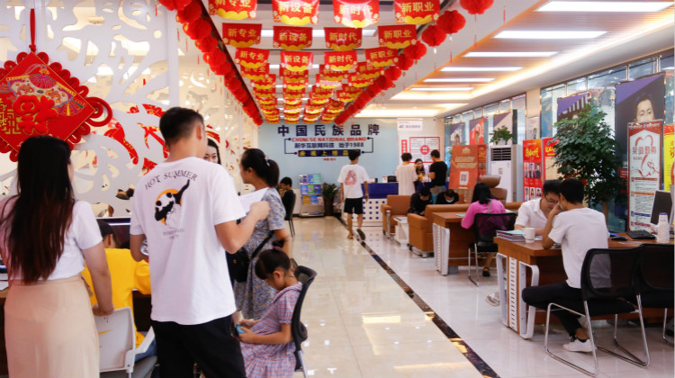 好學(xué)校成就好未來，四川新華火熱招生中……